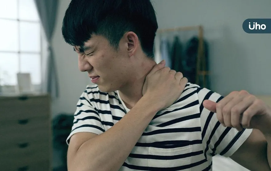 上班族注意！長時間用電腦肩頸痠痛、手麻舉不起　醫示警恐患「1症候群」