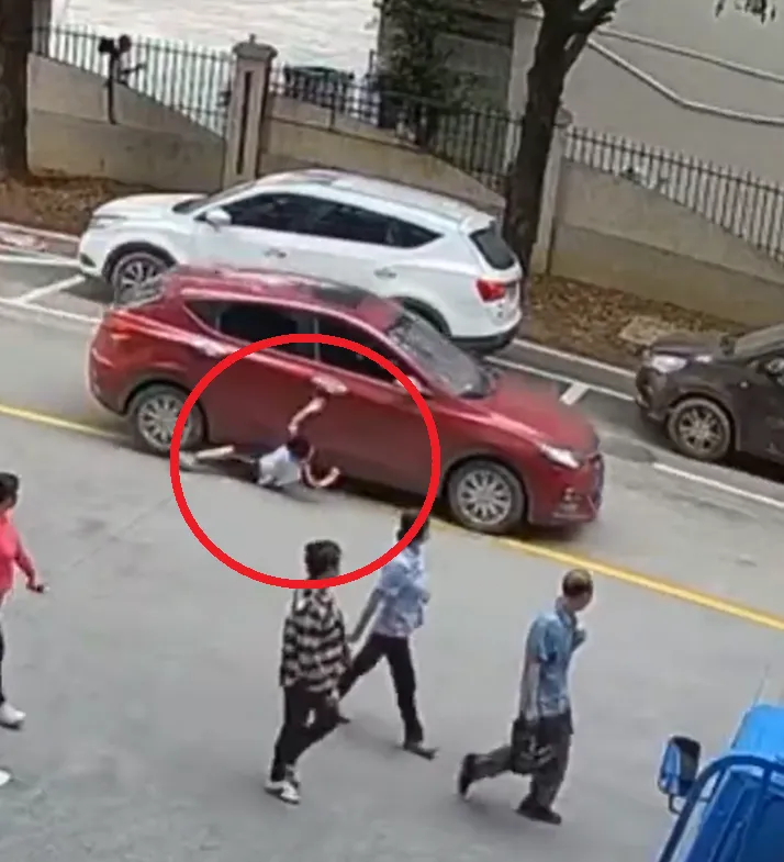 影/男童開車門遭父拖行輾腿　起身「第一反應」網友心疼：平時沒少被打
