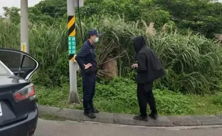 影/「黑衣蒙面男」尾隨跟蹤4小時！企鵝妹環島行嚇壞　警到場竟還被他譙粗話