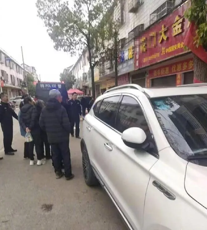 掐脖持匕首「狂捅店主十幾刀」！男子洗劫珠寶店　捲1.5公斤黃金逃逸