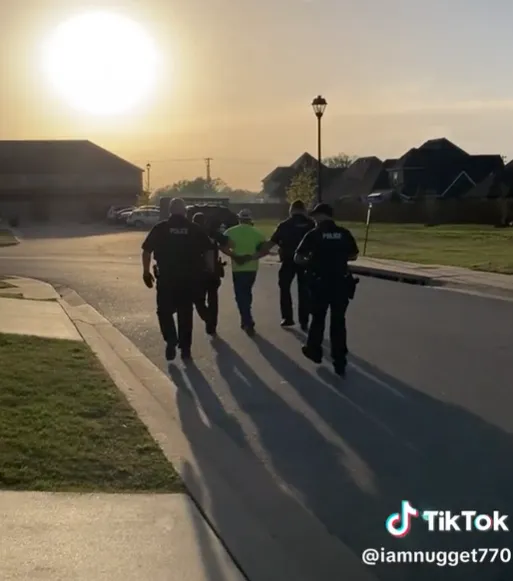 影/喝醉幫未成年兒「穿耳洞」　美男被4警闖入家中上銬逮捕