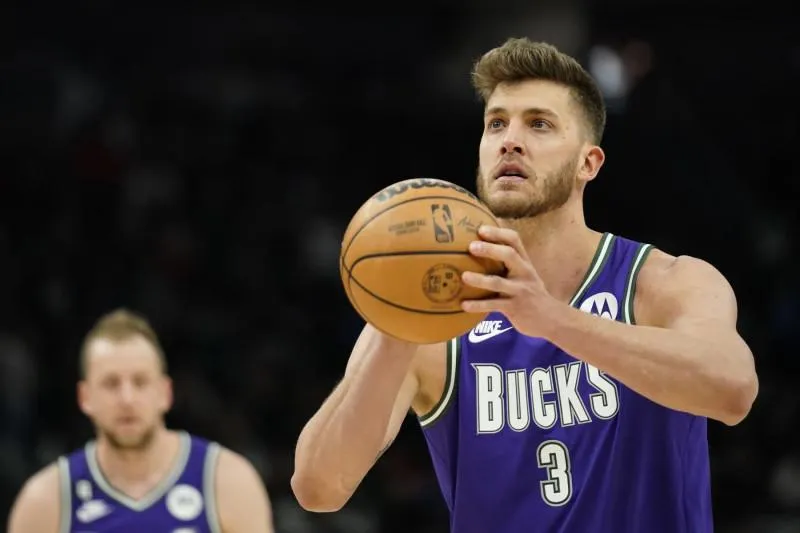 影/臥底抓到了？公鹿中鋒在熱火進球後瘋狂慶祝　下秒被逮尷尬裝沒事