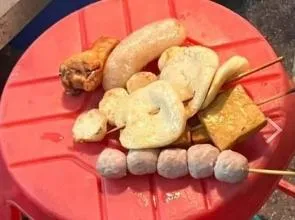 沒品！他「弄掉烤肉攤一堆食物」裝沒事結帳閃人　全網怒噴：誰家的小孩