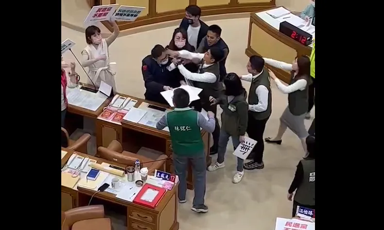 影/新北市議會打架了　民進黨廖宜琨「巴頭」國民黨廖先翔醜行曝光