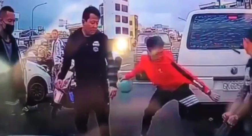 影/澎湖行車糾紛！6觀光客砸車暴打當地人引怒火　前一晚大鬧民宿遭投訴