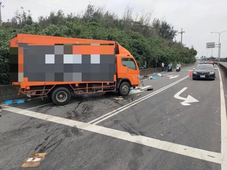 影/衰！竹南台61線兩貨車撞擊漏油　隔天4騎士經過犁田慘摔