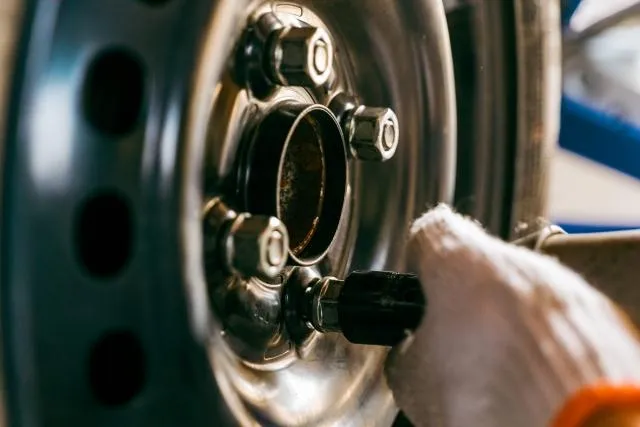 人妻開車上路「輪胎突脫落」釀車禍　原因竟是老公偷「搞破壞」轉鬆螺絲