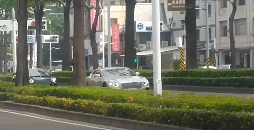 影/高雄街頭驚見3億「賓利車隊」！專家建議「閃遠一點較安全」