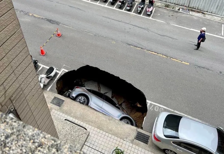 影/竹北大天坑生吞特斯拉　民眾驚呼比「變形金剛」還猛