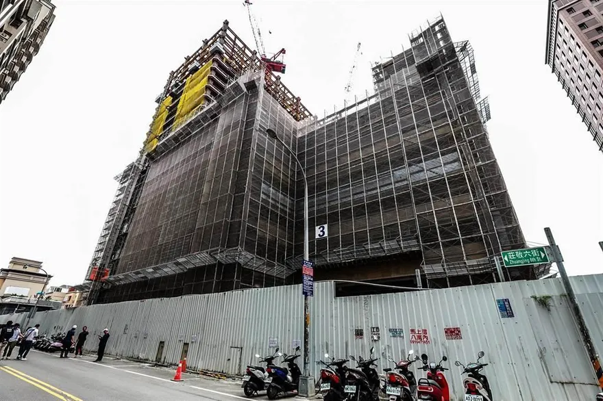 非電影情節！竹北建案道路5度塌陷引居民恐慌　楊文科：勒令停工