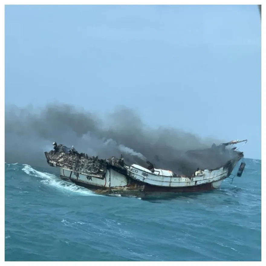 苗栗新埔外海火燒船　台中海巡隊救援3人
