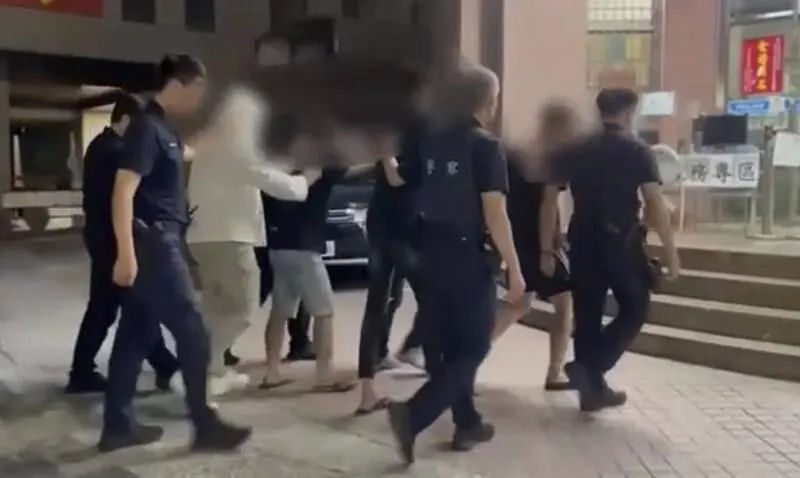 影/旅館約談判見對方烙好多人…他急忙報警　警搜出電擊槍、手銬全法辦