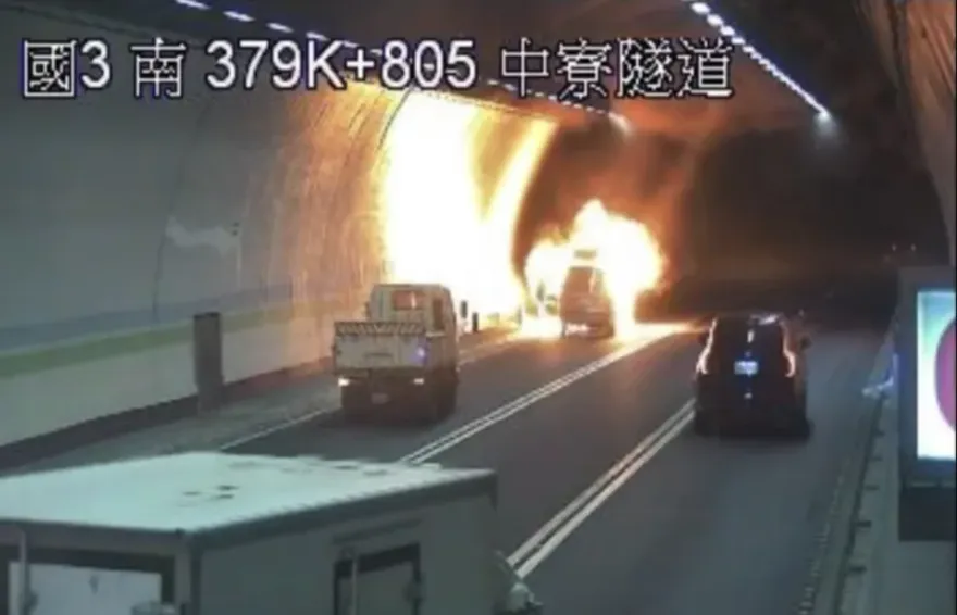 快訊/國3南下中寮隧道驚傳火燒車！全線封閉車輛回堵嚴重
