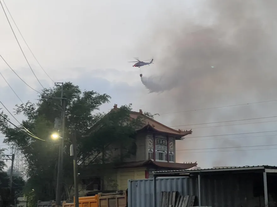 高雄大寮山林火警　勇消徹夜搶救「直升機助滅火」