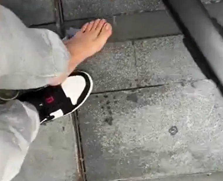 影/誇張！陸五一長假2.4億人塞爆景點　男子遊迪士尼竟被擠到「鞋子不見」