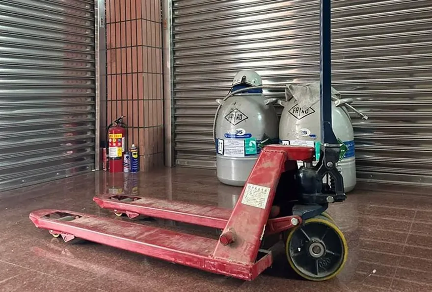 老婆答應買「第6輛新車」　夫曬「紅色大車」照片笑翻網友