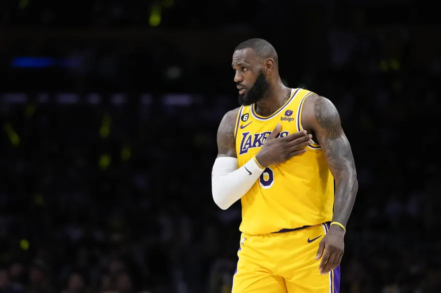 詹皇不被老擊敗！湖人下剋上退西區老二　他IG發文酸灰熊