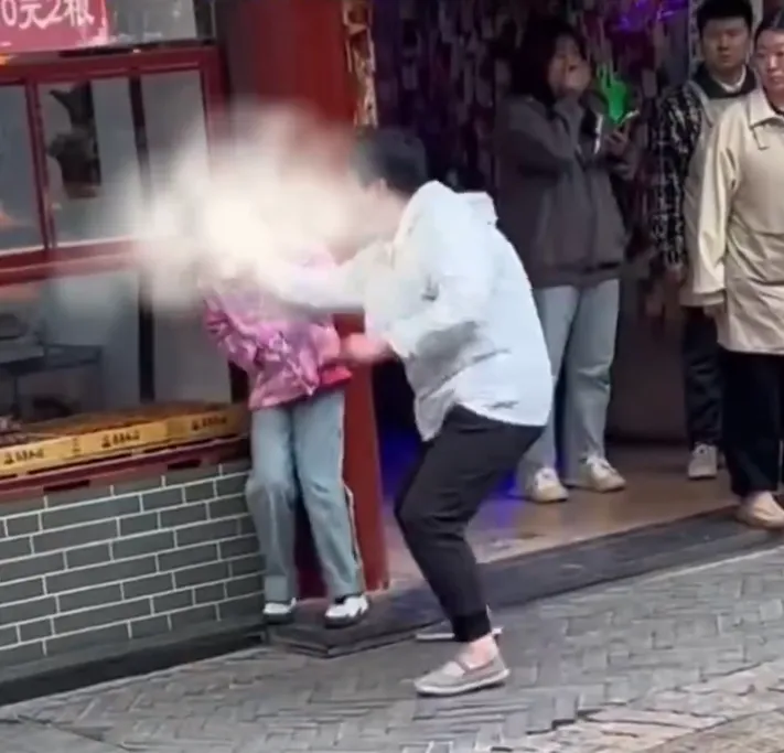 影/有多氣？女子排隊起口角怒甩對方女兒巴掌　路人制止慘被追打