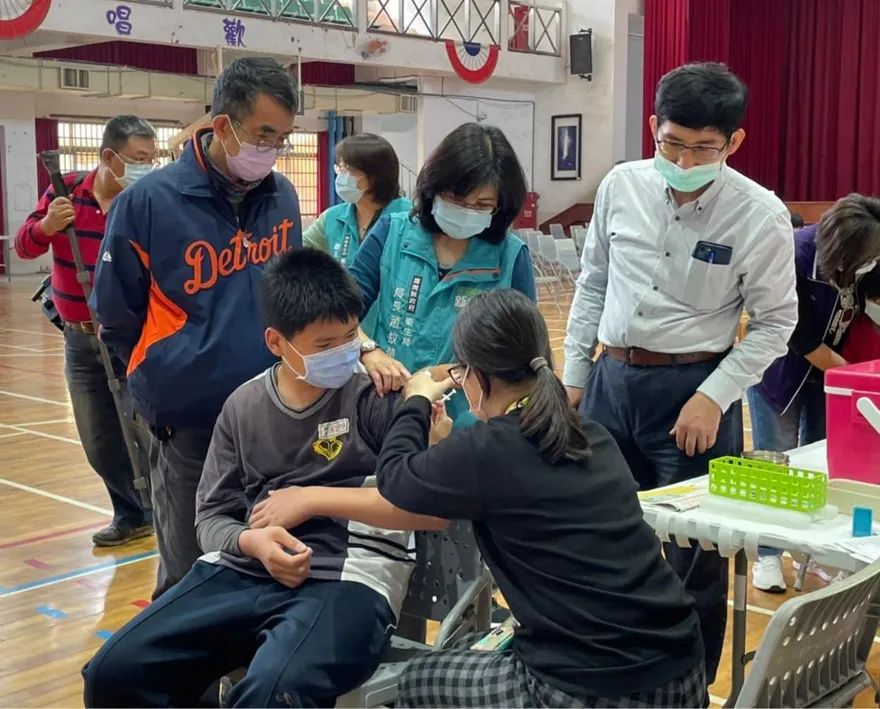 【一次看懂】新冠肺炎5月起降級！確診、疫苗疑問總整理