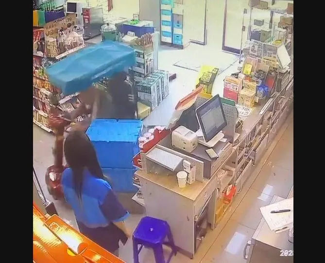 影/傻眼！阿伯騎代步車「人肉保齡球」直撞超商　店員嘆這次最誇張