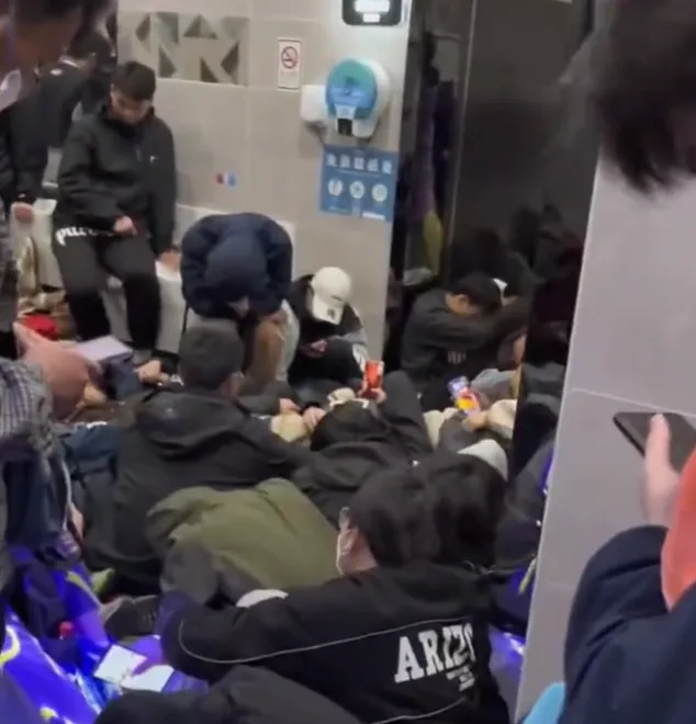 影/陸五一長假亂象頻出！遊客沒訂到飯店　風景區集體「睡公廁」過夜