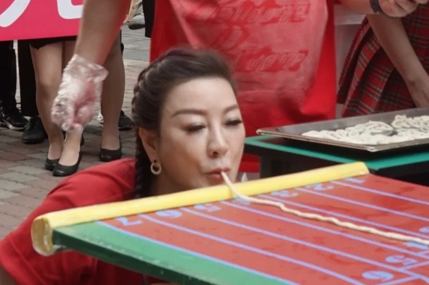 楊繡惠超會吸！ 秒吸入「60公分食物」胡瓜驚了：速度無人能敵