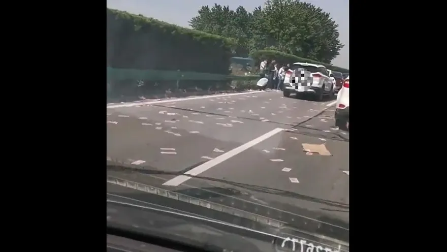 影/高速上兩車追撞「紙鈔灑滿地」！網友狂轉發…真相曝光全傻了