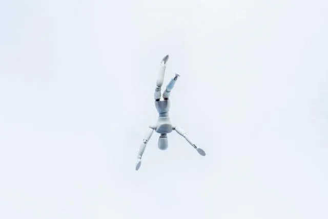 少年搭霸王車被逮竟學「蜘蛛人」一躍而下　重摔3m骨折動彈不得