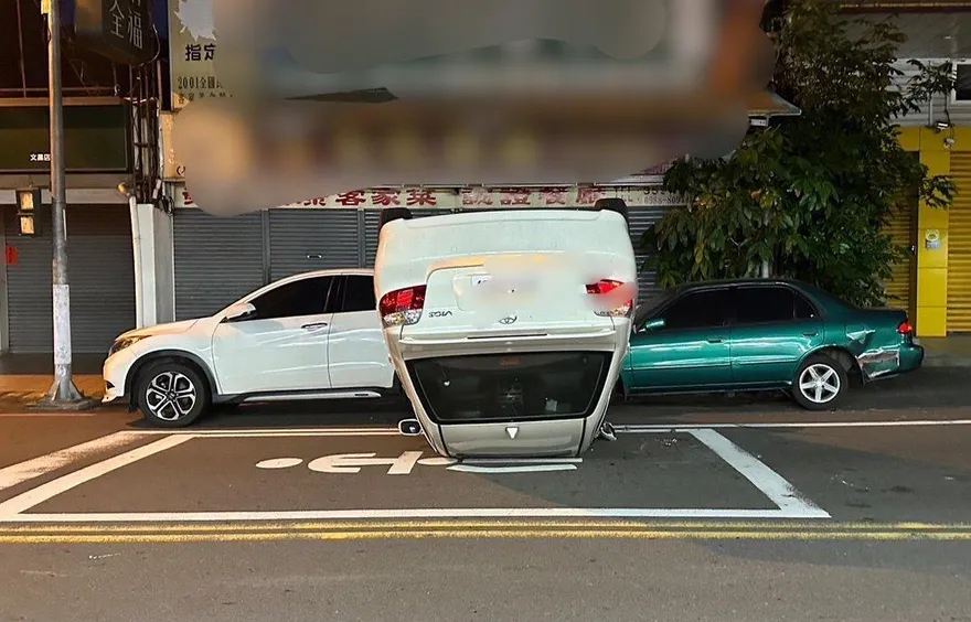 影/4輪朝天「倒頭栽」！苗栗酒駕男自撞路邊轎車　翻覆瞬間曝