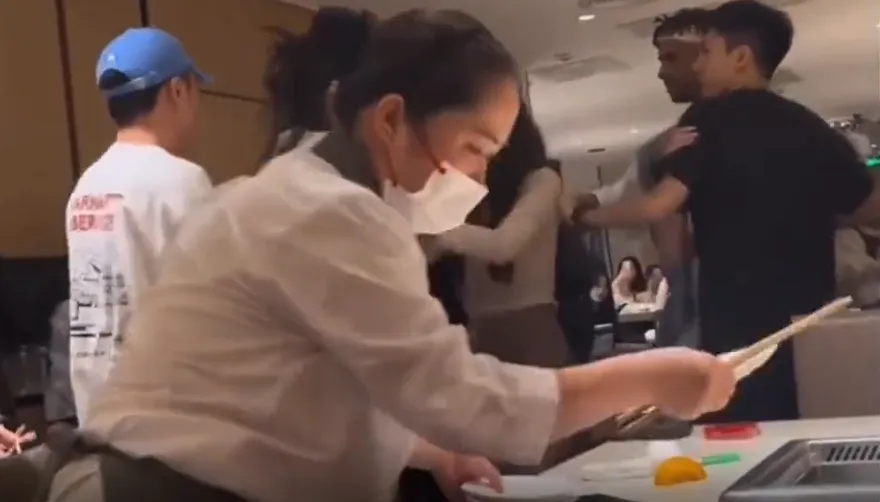 影/大陸四川海底撈上演「全武行」！店員淡定收餐具熱湯　網讚爆：太機智了