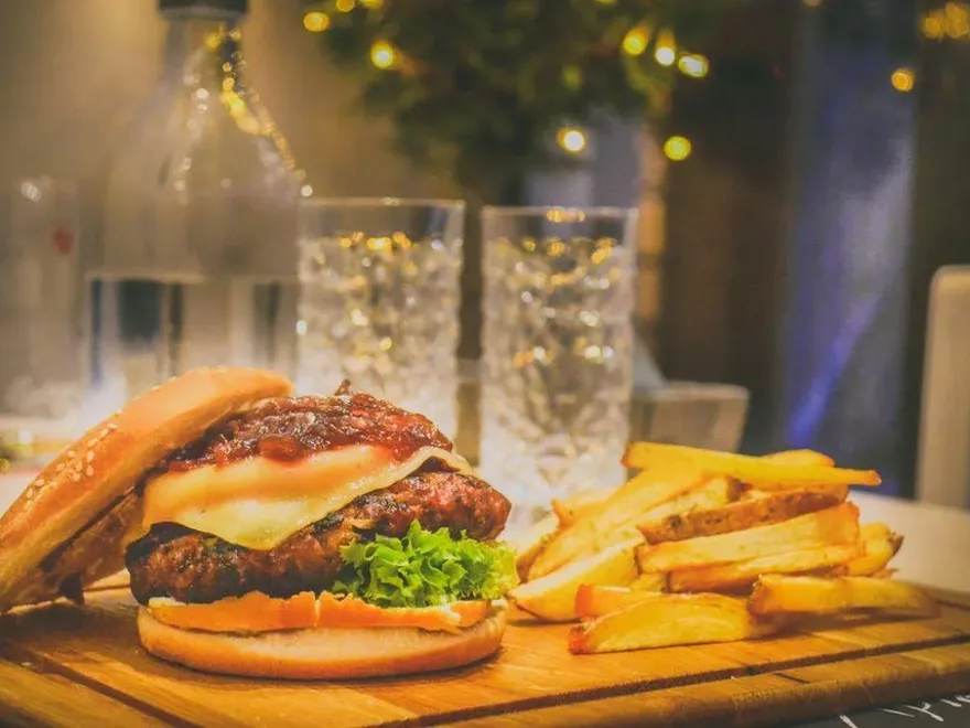 勞動節小確幸！速食店套餐「第2件半價」　加碼爽吃到月底