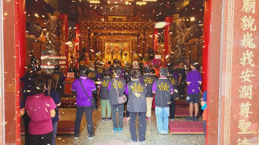 影/30年來首見奇景！高雄鼓壽宮媽祖祝壽驚見先「蜂」部隊降臨