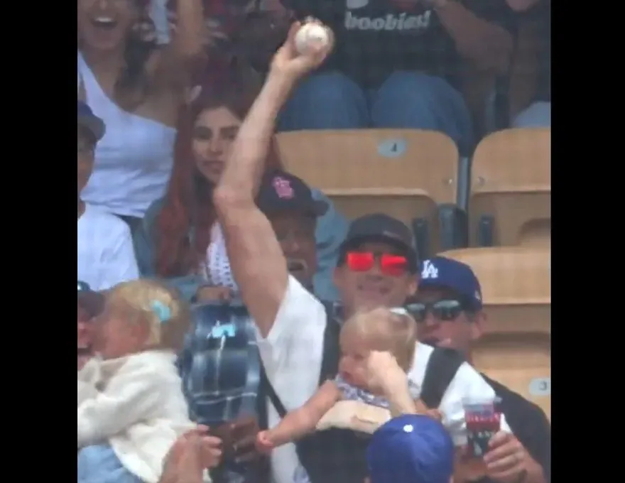 影/神了奶爸！胸前背小孩、左手拿飲料「徒手抓球」　秀完美3B接殺