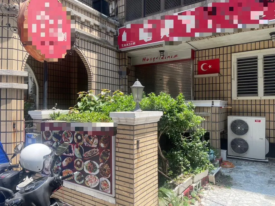 離奇！高雄華廈驚見男子倒臥1樓花圃明顯身亡　同住姊渾然不知「弟弟陳屍樓下」