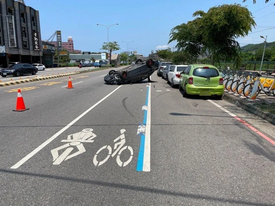 人呢？台中小客車自撞路邊2車後「烏龜翻」　駕駛不知去向