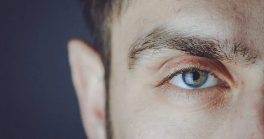 驚悚！他跑步跌跤「眼睛直中球門」　整根插入爆血…家屬悲曝遺照