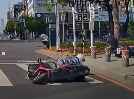 影/衰預測無誤！「你看那三寶騎機車」才講完　綠燈亮馬上撞車上妹子嚇歪