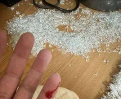 玻璃櫃買1年突炸裂淪碎片！他手指慘爆血現況曝　IKEA緊急道歉了