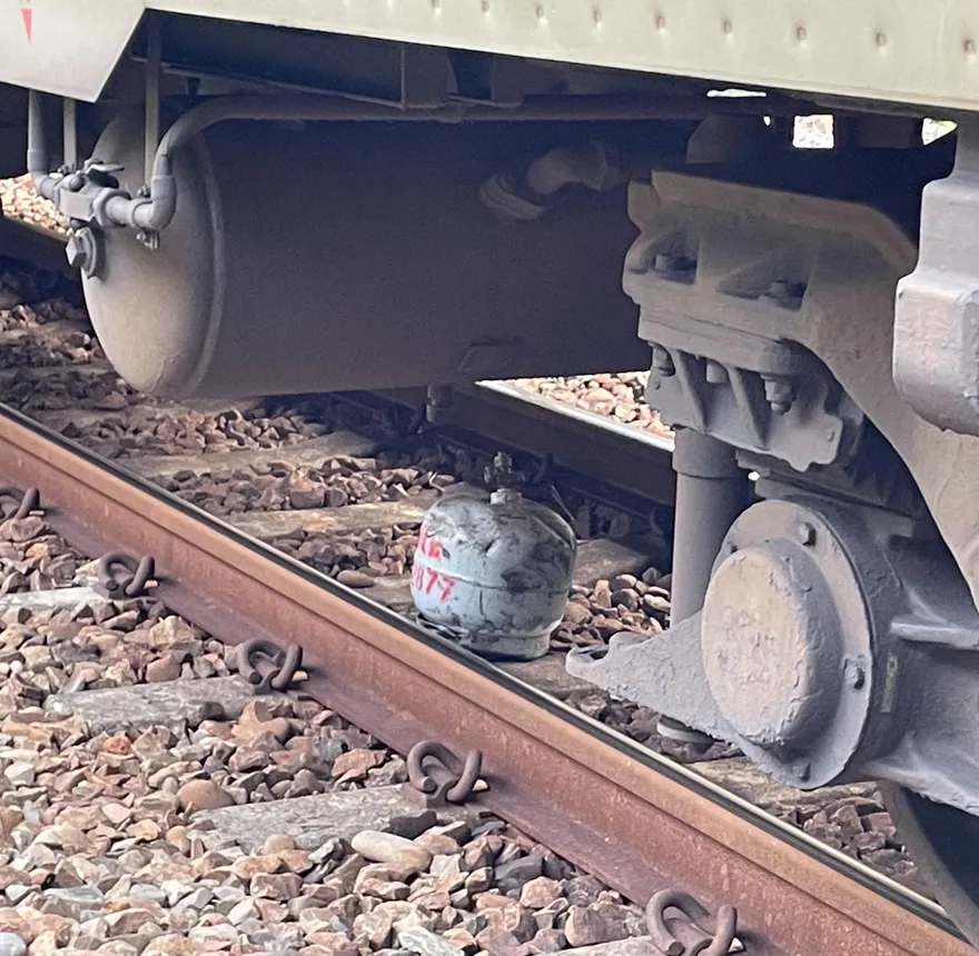 苗栗自強號撞瓦斯桶！瓦斯行清點無短少　有人「搞軌」？調監視畫面追兇