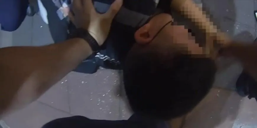 影/假配合真落跑！通緝男找女友遇盤查　拔腿狂奔20公尺「不到5秒自摔」被逮