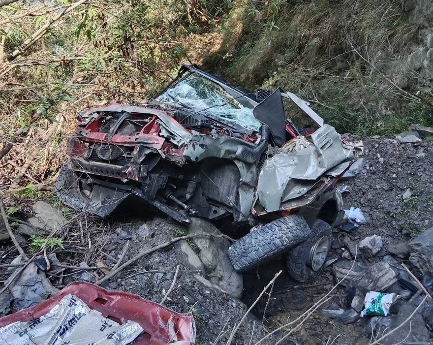 影/丹大林道坍方！吉普車墜60米深谷淪廢鐵　「乘客急跳車命大」 10多輛車困山上