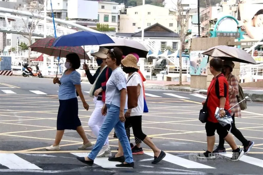 小心中暑！5縣市高溫燈號　台南高雄現極端炎熱37.7度