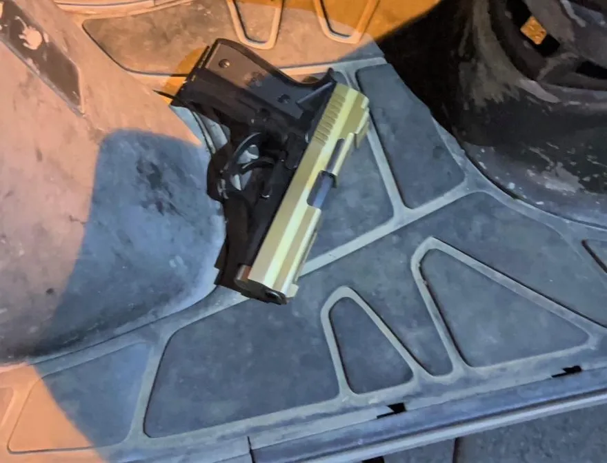 影/明明有帶安全帽為何不戴！新竹警攔檢酒駕男　驚見帽裡藏「仿金牛座」手槍子彈還上膛