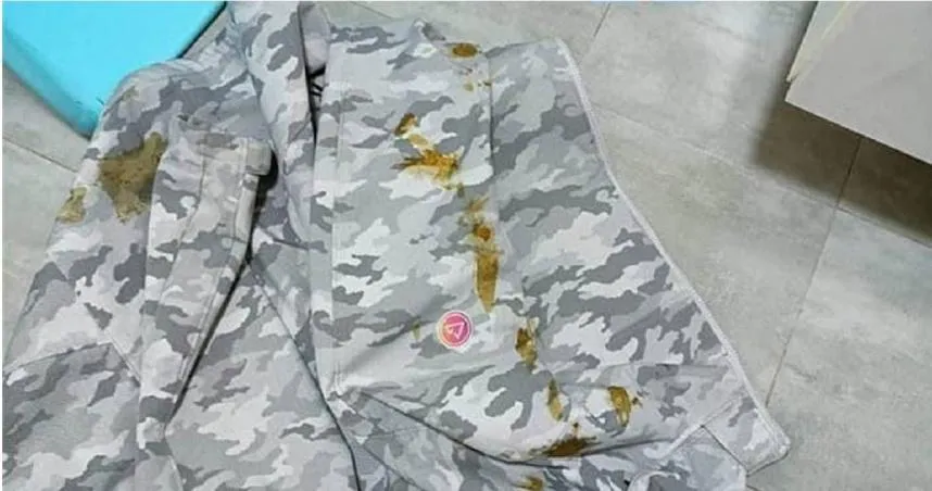 騎士停紅燈遭「潑一身糞」！有味道照片曝光　網驚呼：根本恐攻