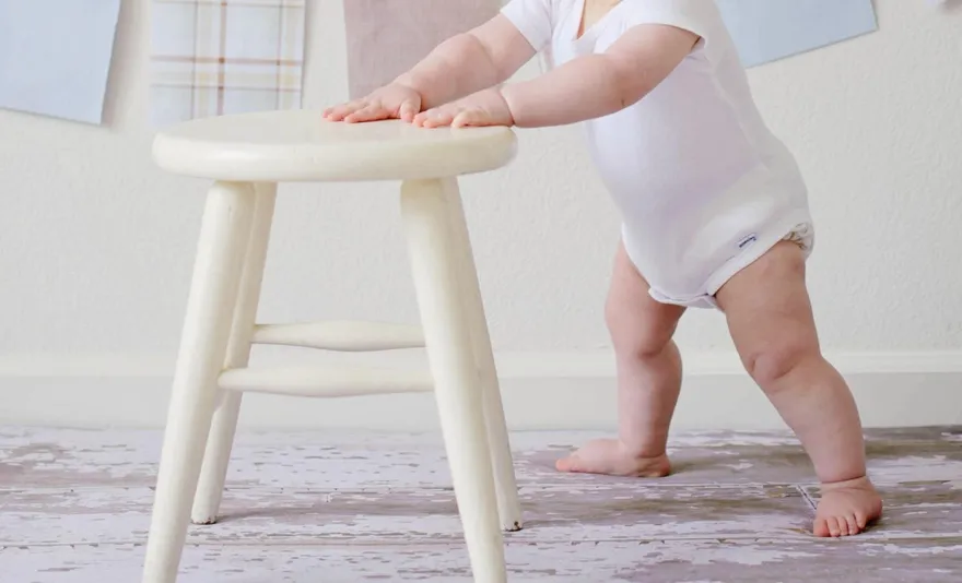 影/小小孩玩遊戲突然「左腳往後一勾」臉朝下跌倒　詭異畫面引熱議：像被往後扯