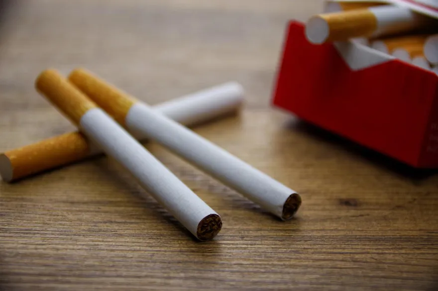 老菸槍日抽40根菸！業務員背痛檢查驚見「腰椎被吃掉」　醫嘆：癌症末期了