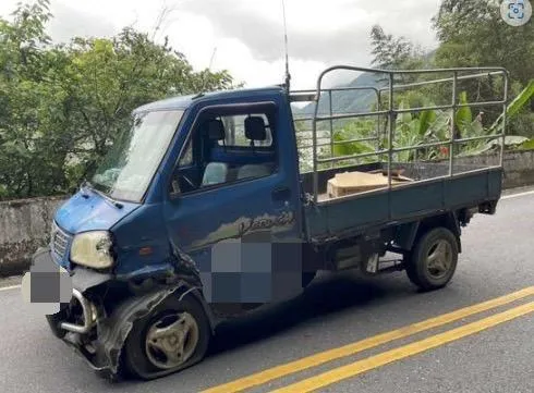 喝酒母湯開車啦！宜蘭小貨車司機「酒測值破表」擦撞遊覽車　車上28人嚇歪