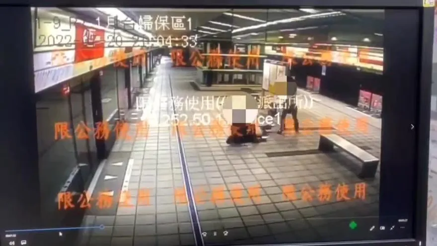 影/超可怕！變態男北捷連續鹹豬手　撲倒女子狂抓胸影像曝光