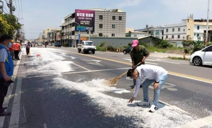 溪湖下這場「5月雪」太危險！貨車載這東西肇事　整條路一片白茫茫