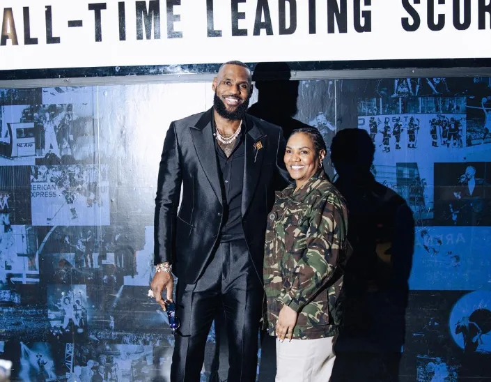 媽媽真偉大/貧民窟出身！母親偉大的愛造就籃球皇帝　詹姆斯：她是我的冠軍